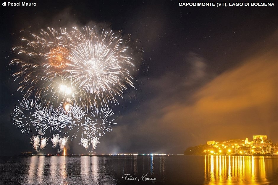 Fuochi d'artificio a Capodimonte sul lago di Bolsena