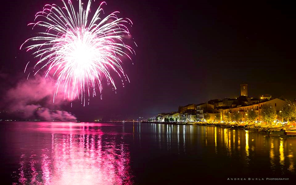 Fuochi d'artificio sul lago di Bolsena a Marta
