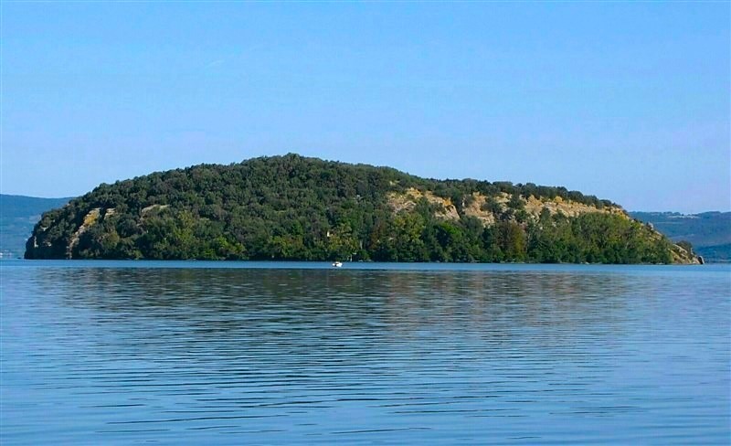 L'isola Martana nel lago di Bolsena vista da Marta