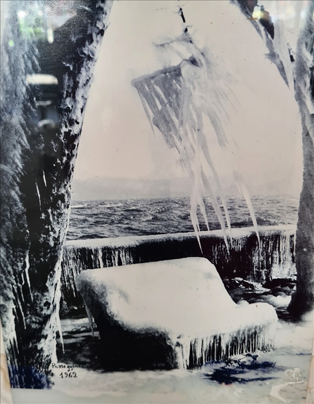 Lagheggiata a Marta sul lago di Bolsena con ghiaccio sul lungolago