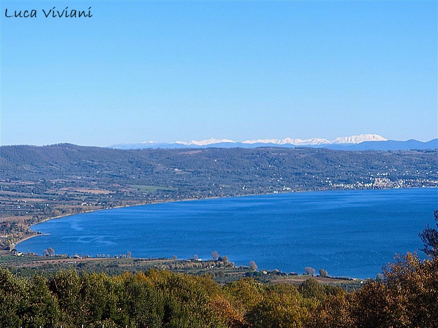 Il lago di Bolsena visto dai monti Volsini