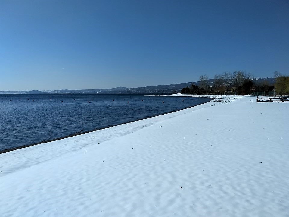 La neve sulle rive del lago di Bolsena nel febbraio 2018