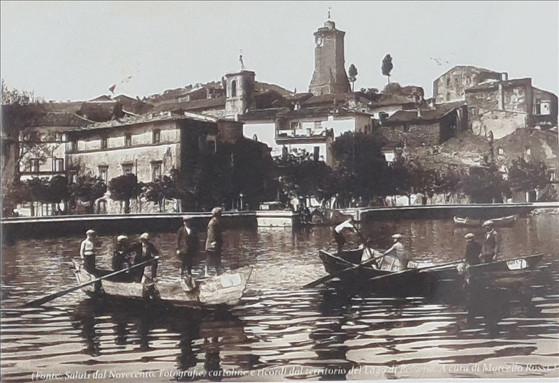 Marta antica con alcuni pescatori sul lago di Bolsena
