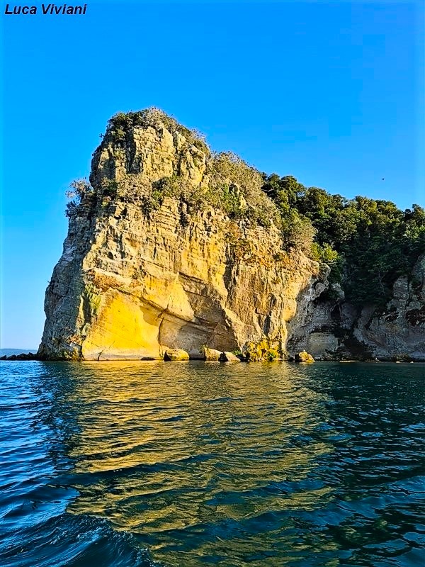 Una parete rocciosa dell'isola Bisentina nel lago di Bolsena
