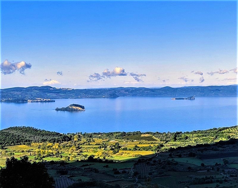 Il lago di Bolsena con le due isole Martana e Bisentina