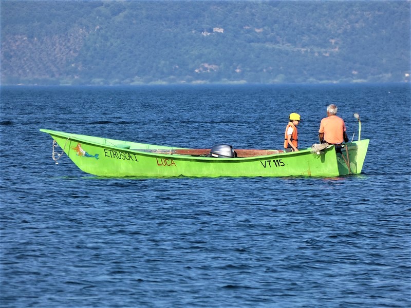 Una tipica barca di pescatori sul lago di Bolsena