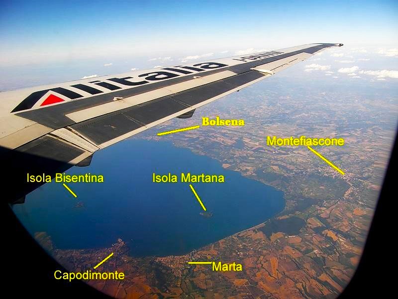 Il lago di Bolsena visto dall'aereo