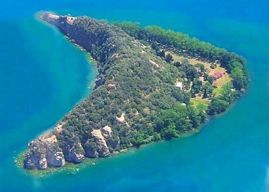 L'isola Martana vista dall'alto