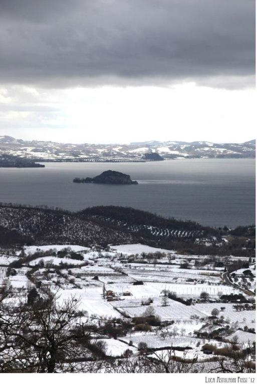 La neve sul lago di Bolsena nel febbraio 2012 visto da Montefiascone