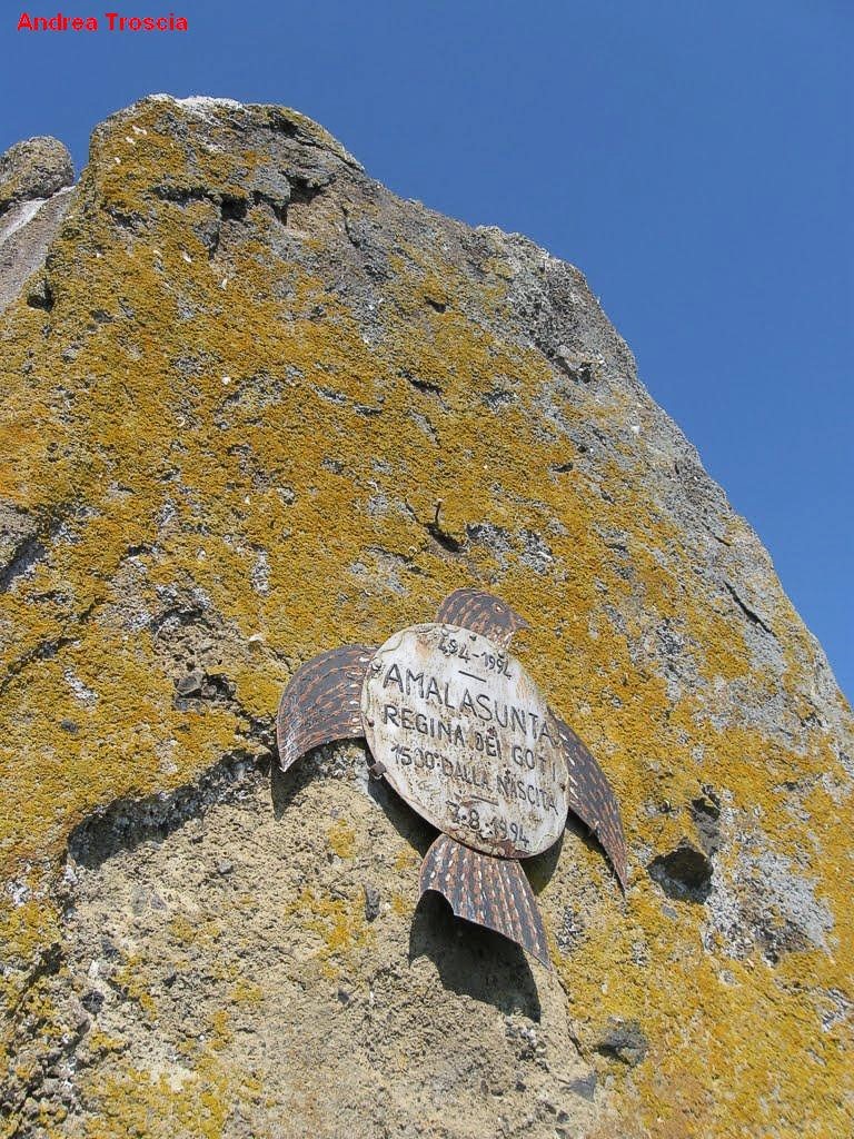 Targa commemorativa sull'isola Martana in ricordo della regina Amalasunta
