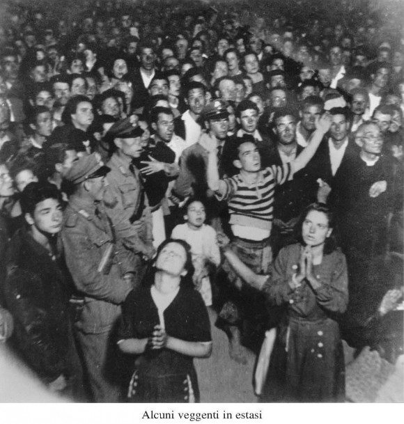 Folla e veggenti in estasi nella Grotta di Marta (1948)